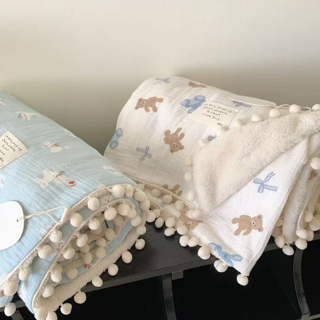 Kinderwende-Kuscheldecke aus Baumwoll-Musselin mit Pompon-Bordüre