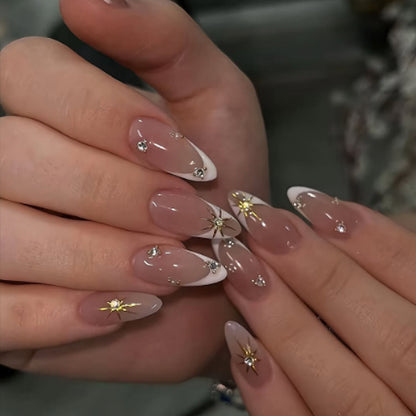 Kunstnagelset mit eleganten Spitzen und Glitzerakzenten Brehn