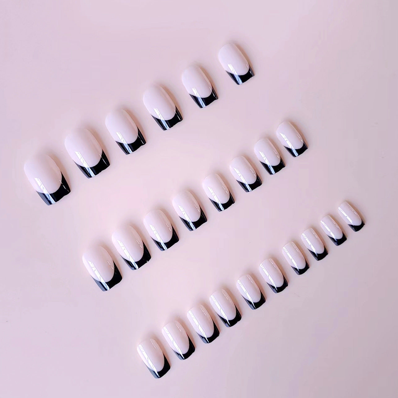 Kunstnagelset mit eleganten französischen Spitzen und mattem Finish Brehn