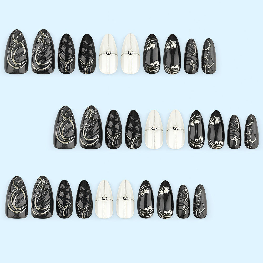 Kunstnagel-Set mit modernem Design und filigranen Akzenten Brehn