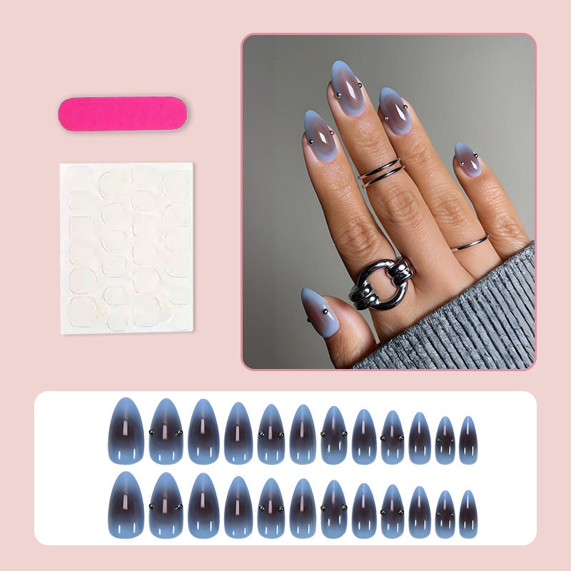 Kunstnagelset mit eleganten Farbverlauf und dekorativen Akzenten Brehn