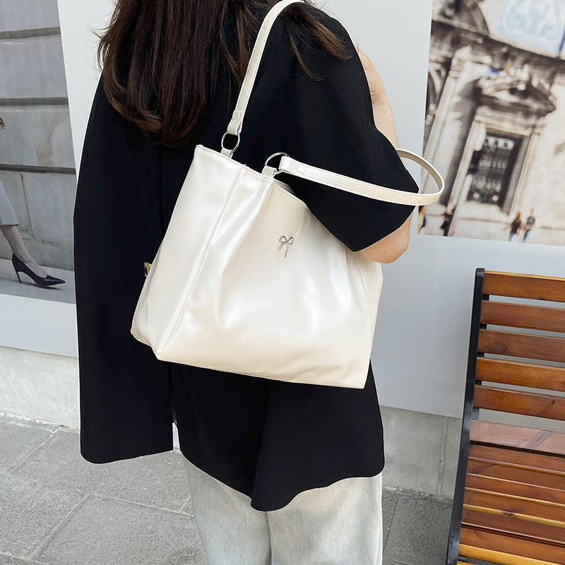 Elegante Glänzende Hobo-Handtasche Brehn