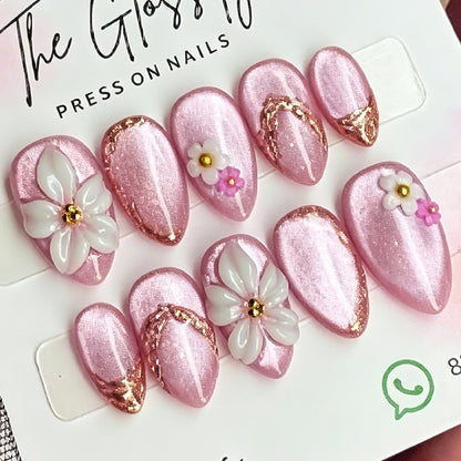 Kunstnagelset mit eleganten 3D-Blüten und glamourösen Akzenten Brehn