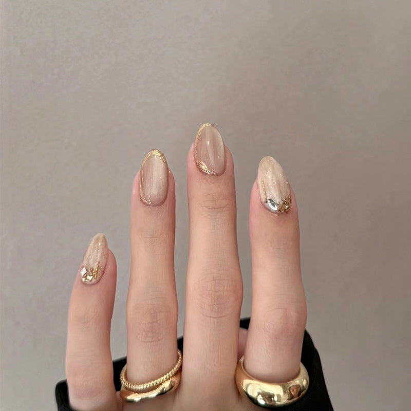 Elegante glänzende Press-On-Nagelset mit goldenen Akzenten Brehn