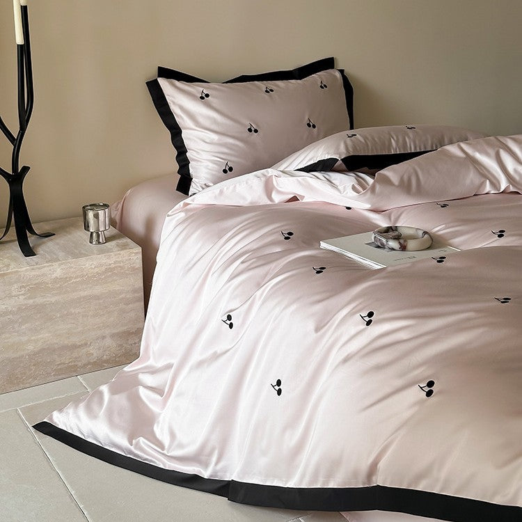 Luxuriöses Satin-Bettwäsche-Set mit Kirschstickerei und kontrastierter Einfassung