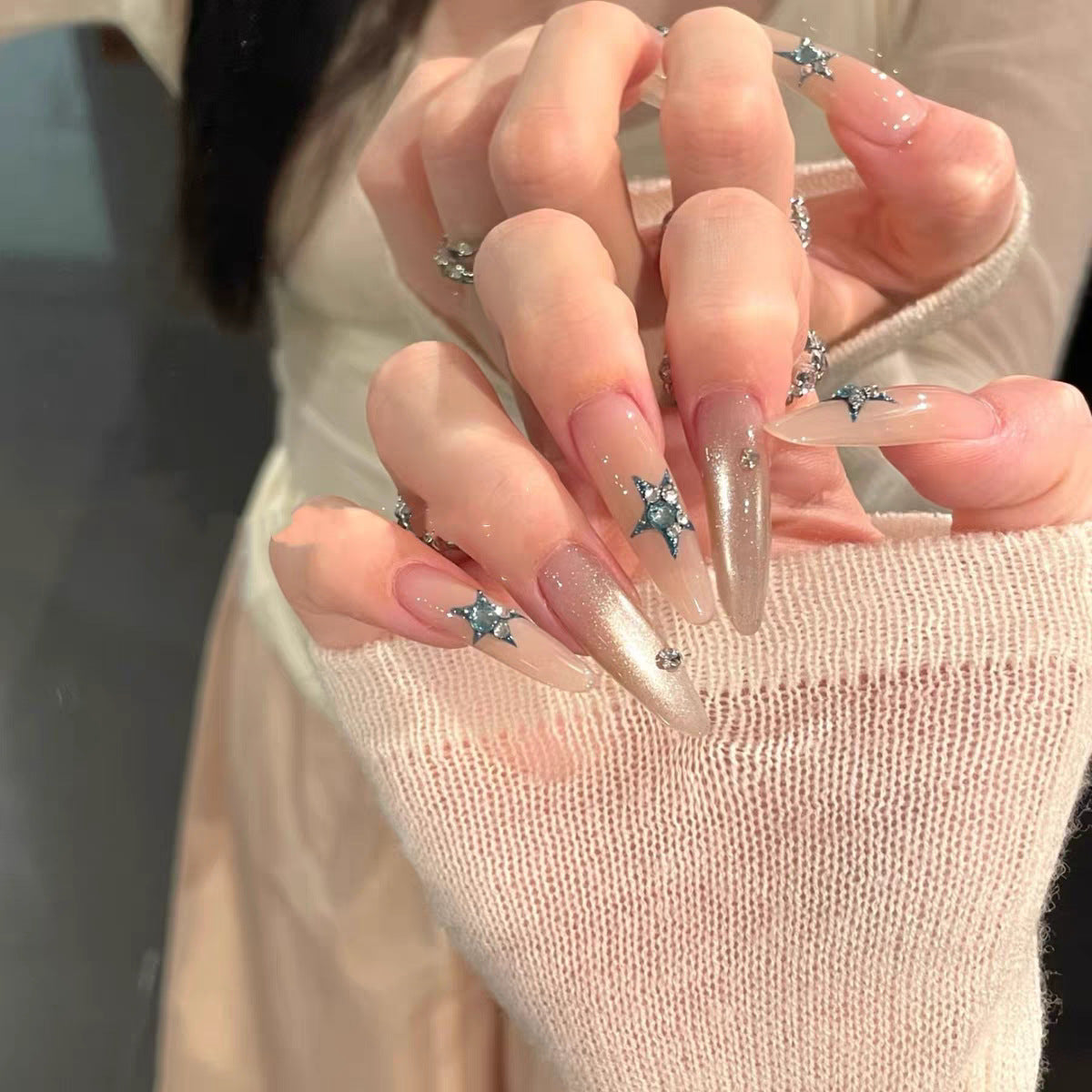 Glamouröse Kunstnägel mit Sternenakzenten Brehn