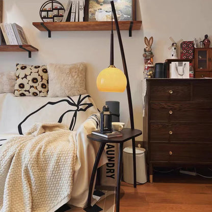 Moderne Stehlampe mit integriertem Beistelltisch