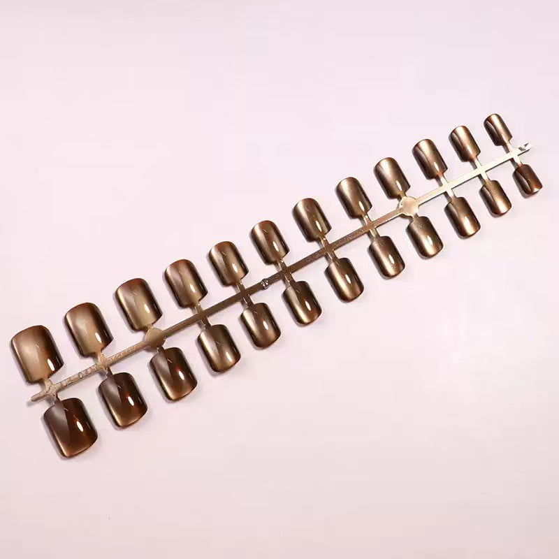Kunstnagelset mit luxuriösem Glanz und eleganten 3D-Details Brehn