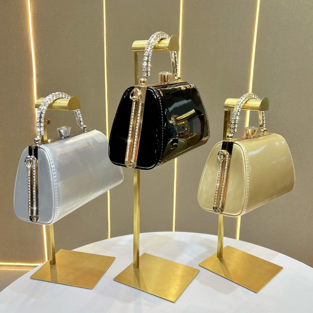 Elegante Handtasche aus patentiertem Leder für den Abend