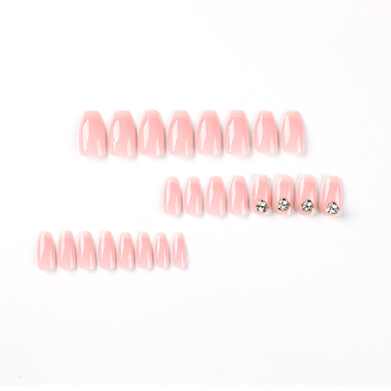 Kunstvolle Nagelverlängerungen mit elegantem French-Tip und Strassverzierungen Brehn