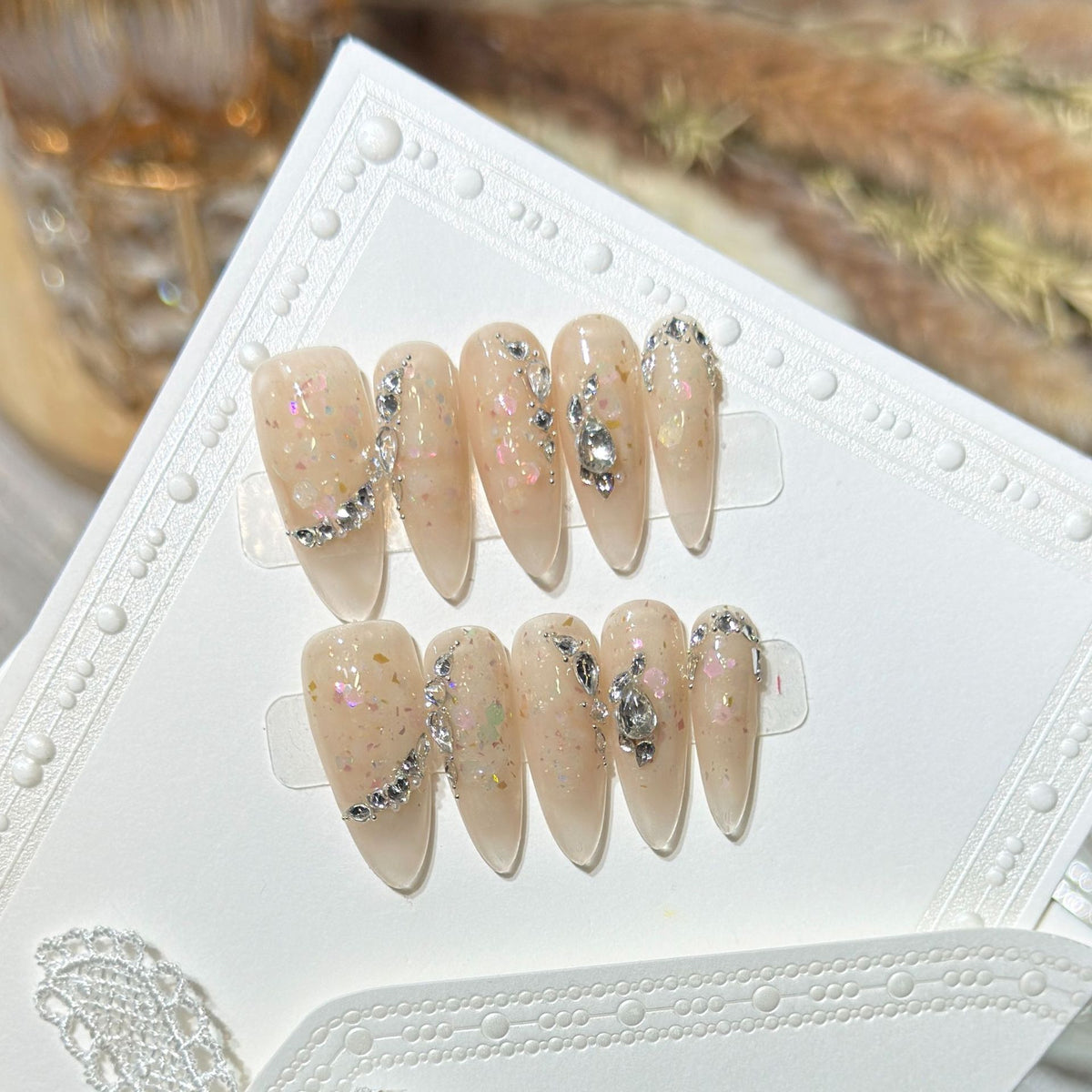 Glamouröse Stiletto Press-On Nail Art Set mit floralen und Glitzerdetails Brehn