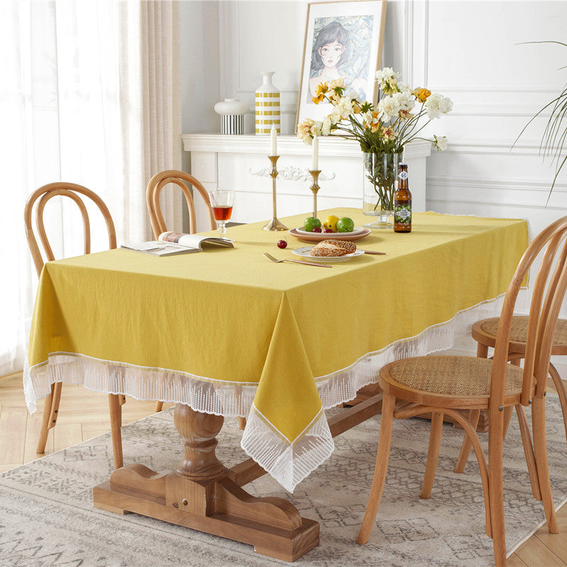 Elegante Tischdecke mit Spitzensaum