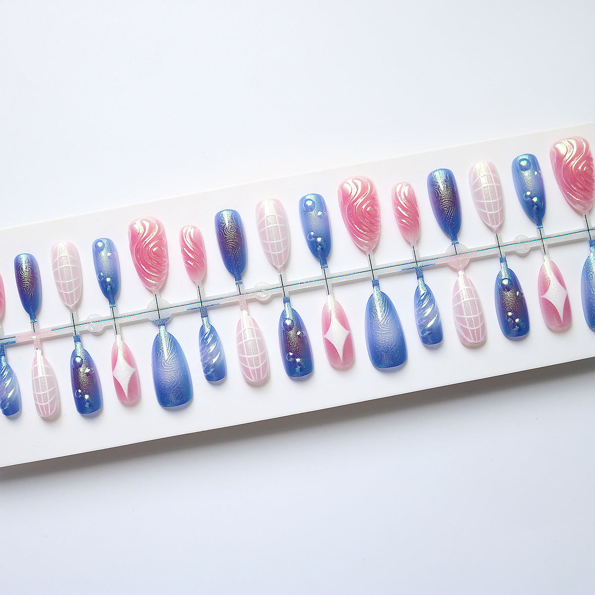 Dekoratives Press-On Nagelkunst-Set mit irisierenden und abstrakten Designs Brehn