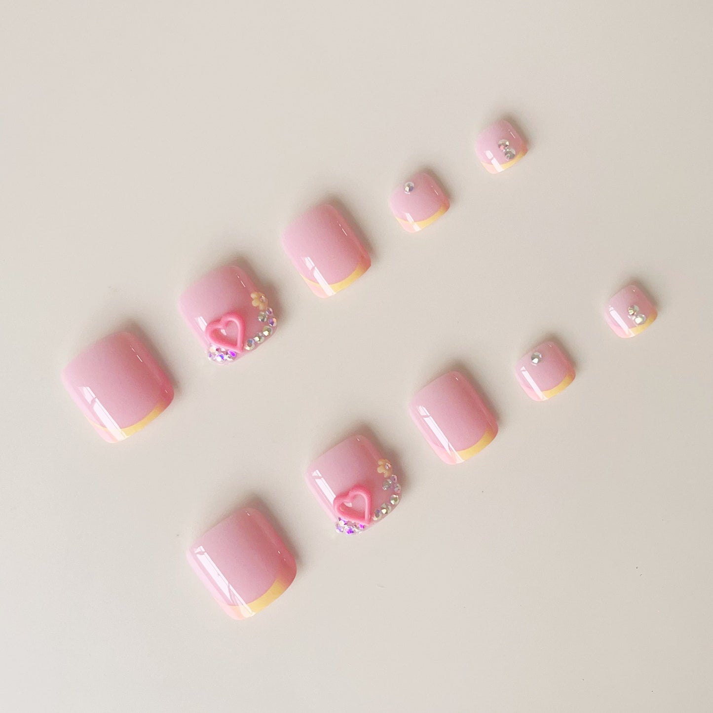 Kunstnagelset mit verspieltem 3D-Design und funkelnden Akzenten Brehn