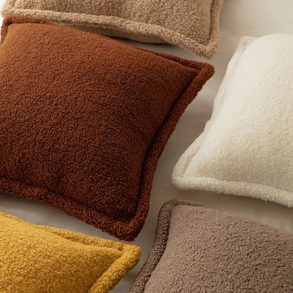 Dekoratives Teddy‑Fleece‑Kissen mit wattierter Füllung und Kedernaht