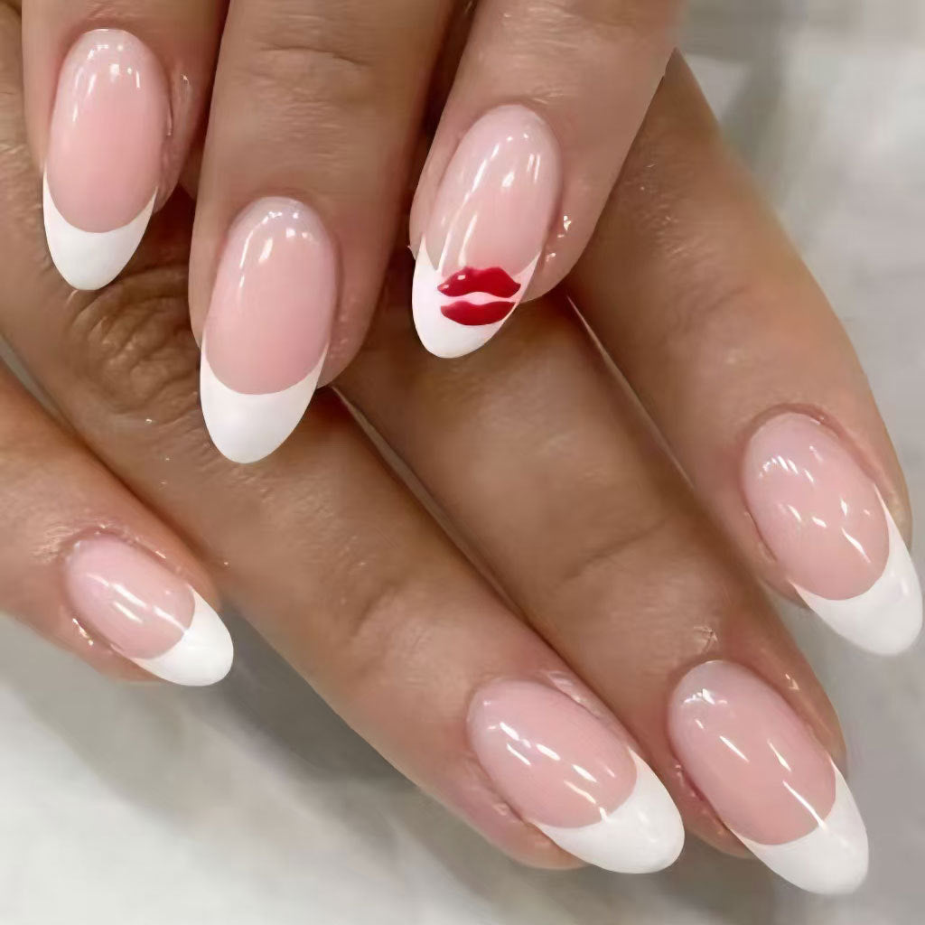 Künstlerisches French Tip Nagelkunst-Set mit Kiss-Design