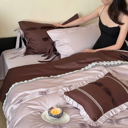 Elegante Bettwäsche-Garnitur aus Baumwollsatin mit Zierfalten, Schleifen und Spitzenbordüre