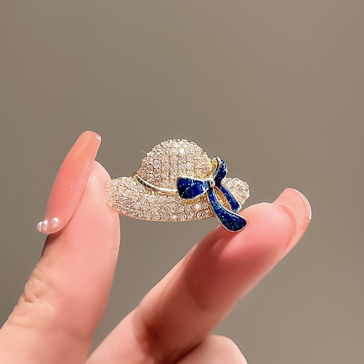 Glamouröse Blütenbrosche mit Funkelnden Kristallen Brehn