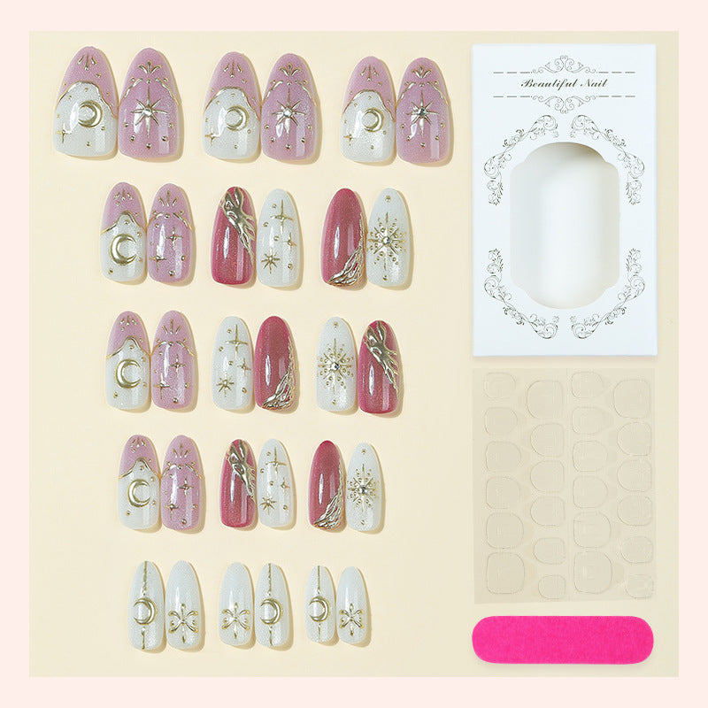 Kunstnagelset mit zarten Goldverzierungen und mystischen Motiven Brehn