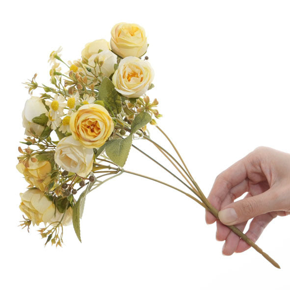 Lebensnahes Blumenbouquet mit Wiesenblumenakzenten