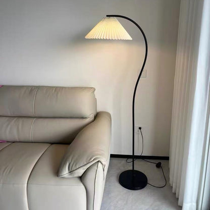 Moderne Stehlampe mit gefaltetem Schirm