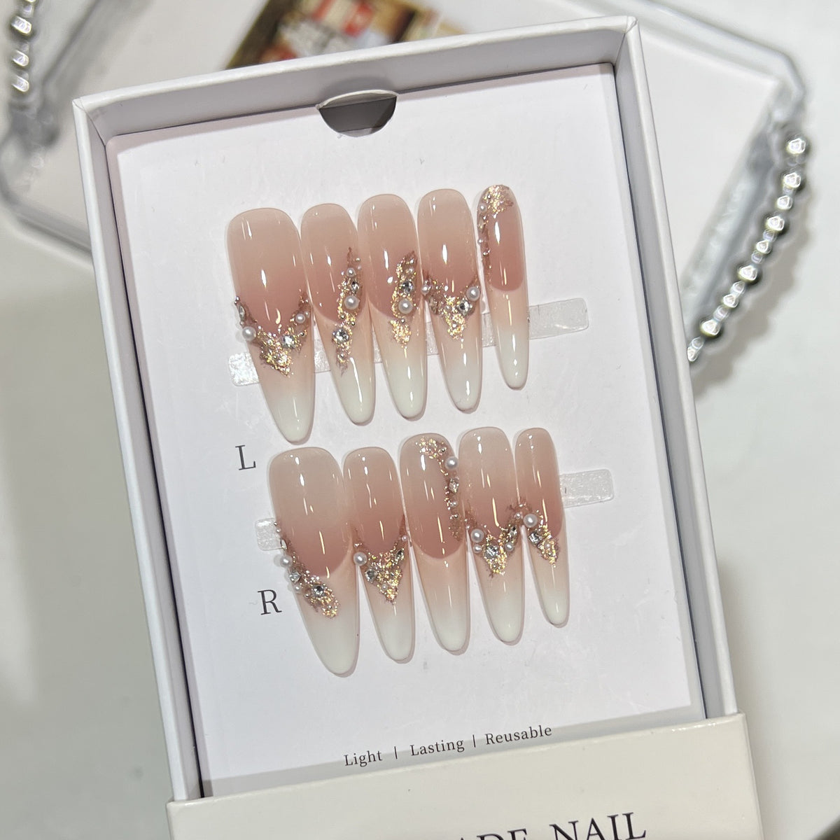 Elegantes Stiletto Press-On Nagelset mit Kristall- und Perlenakzenten Brehn