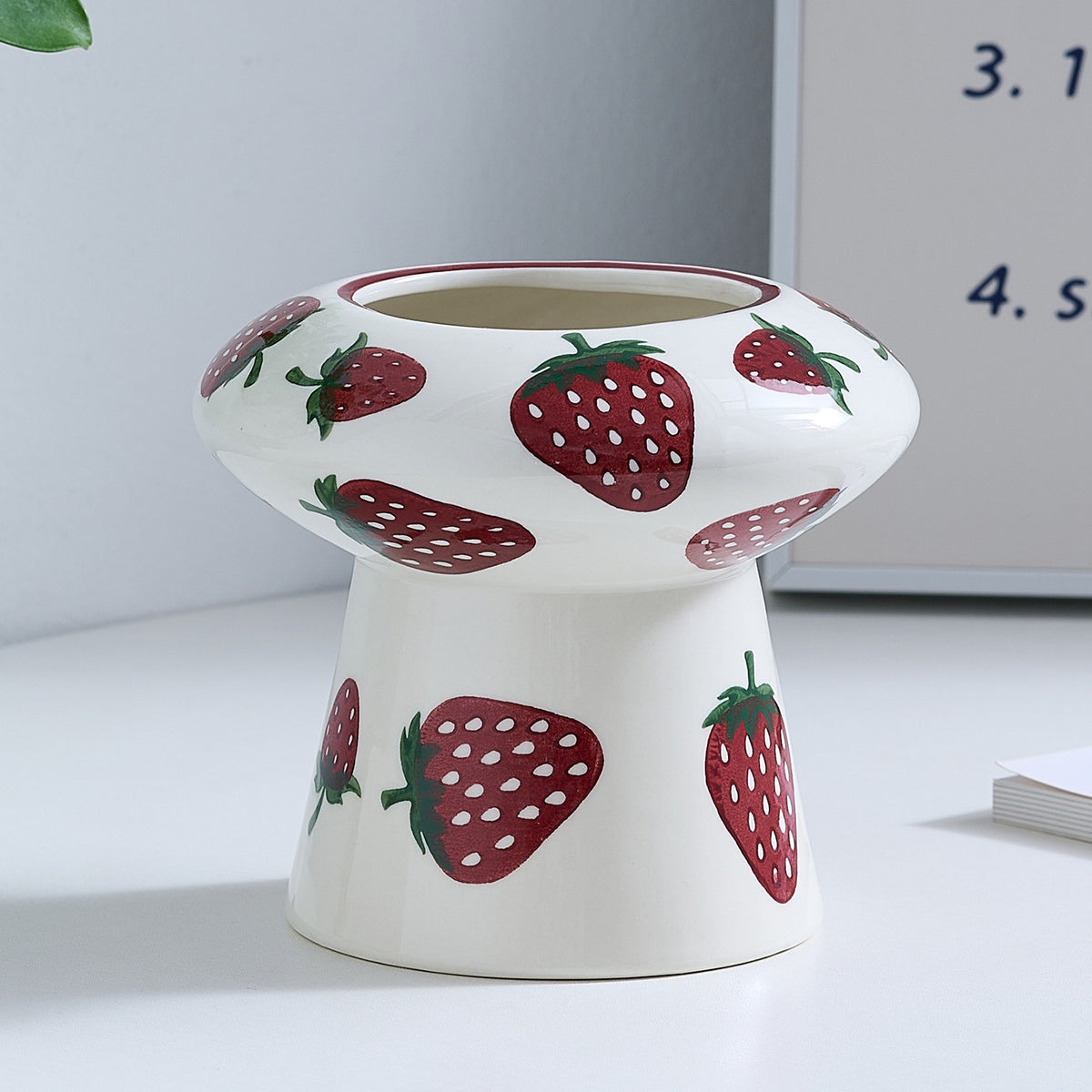 Keramikvase mit Erdbeermuster Brehn