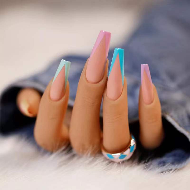Elegante Kunstnägel mit geometrischem Design Brehn