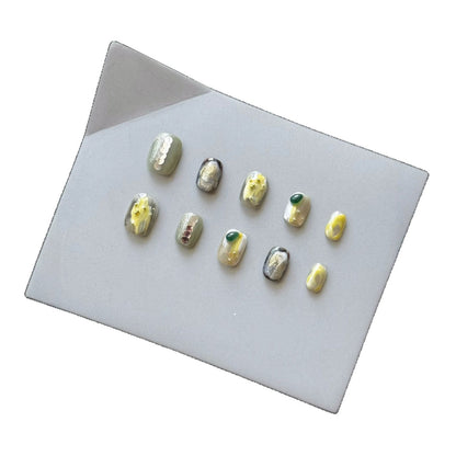 Künstlerisches Druck-Nagelset mit floralen und metallischen Akzenten