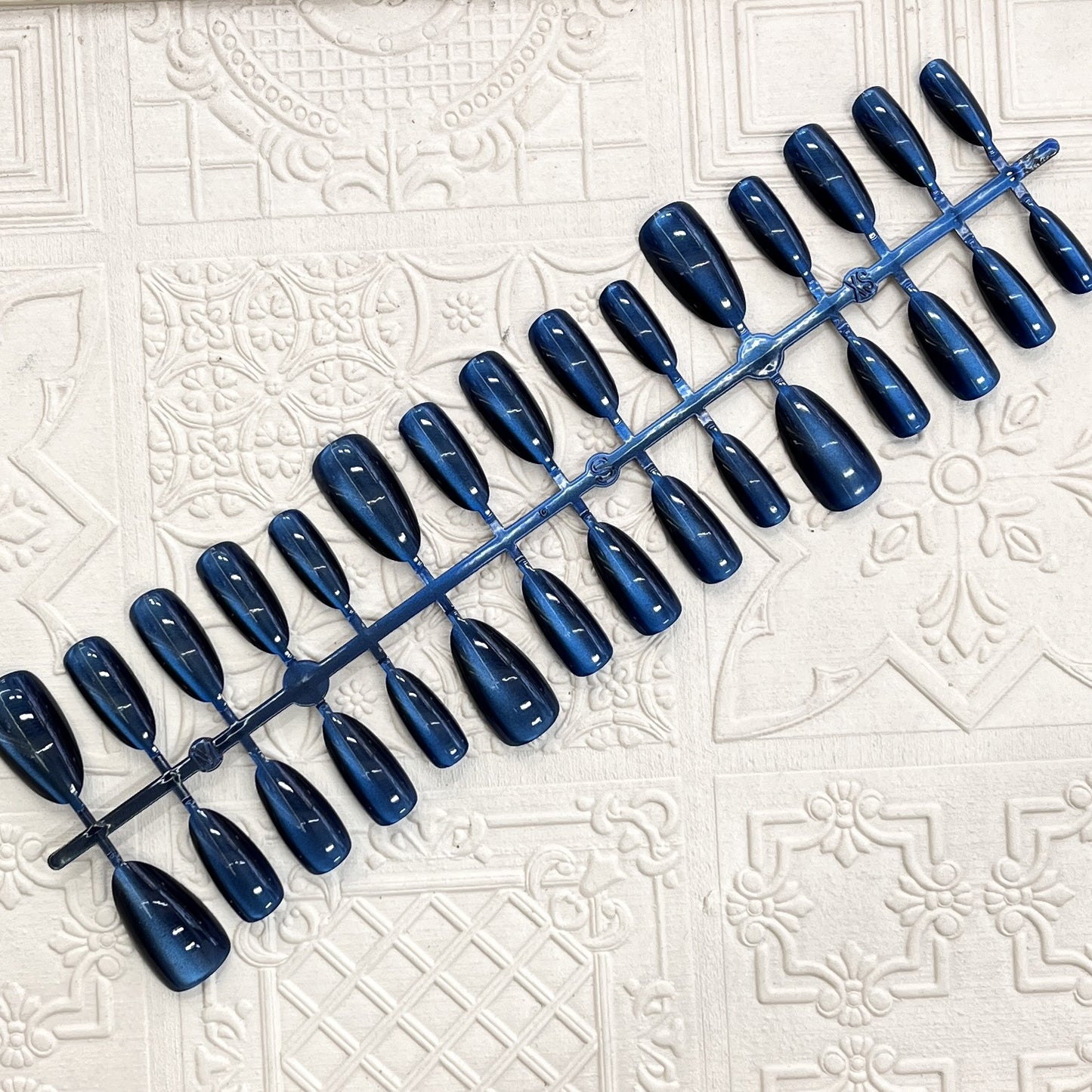 Glänzendes mandelförmiges Press-On Nagelset Brehn 1787225130