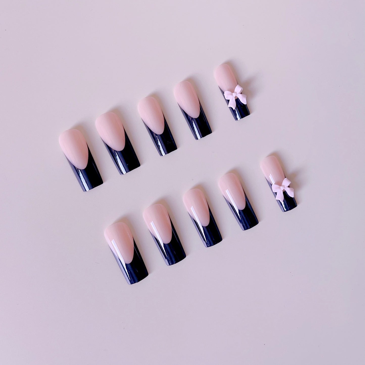 Kunstvolle Nagelverlängerungen mit Schleifen-Design Brehn