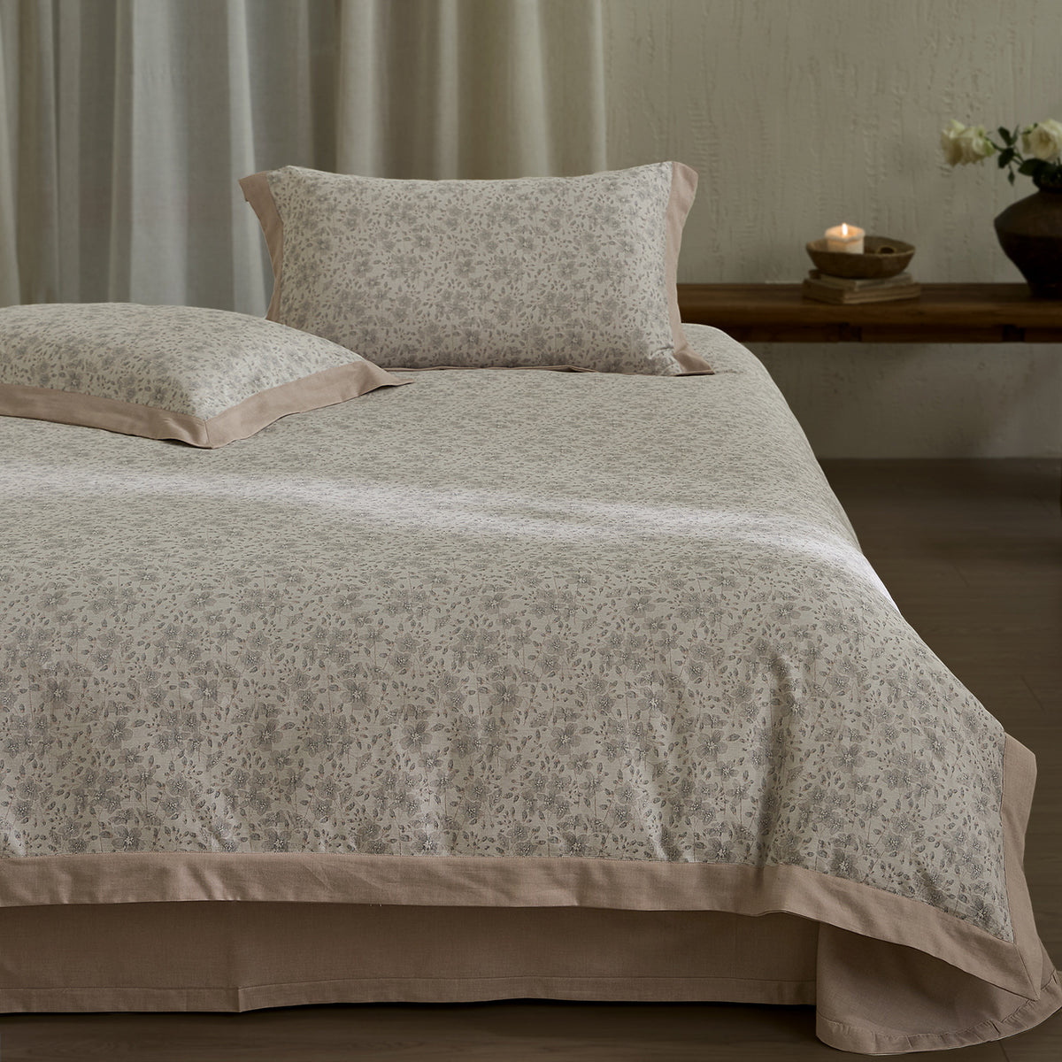 Florales Baumwoll-Leinen-Bettüberwurf-Set mit Chambray-Dekor