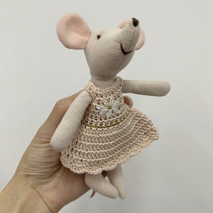 Handgefertigte Bio-Baumwolle Hasenpuppe mit Leinenjacke und karierten Shorts