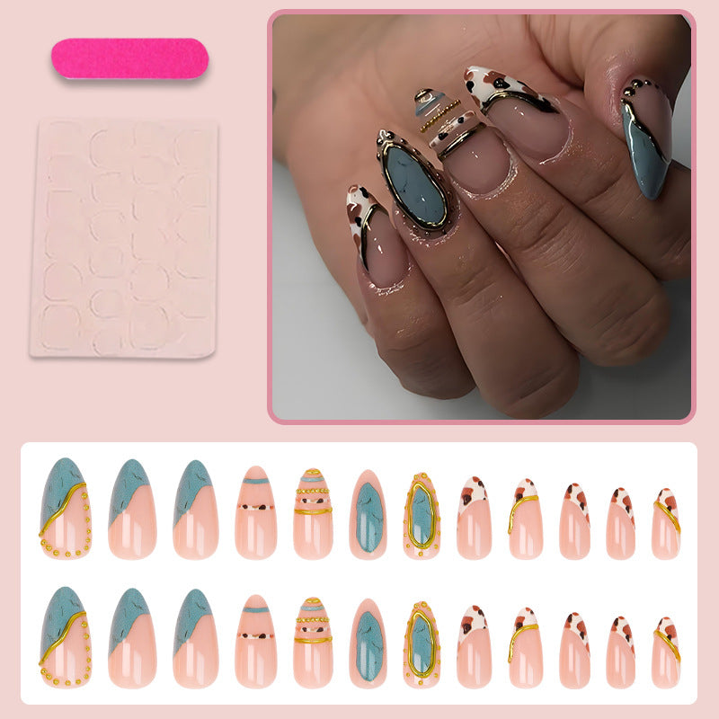 Kunstnagelset mit luxuriösen Dekorationselementen und eleganten Designs Brehn