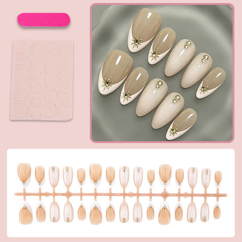 Kunstnagelset mit eleganten Design-Elementen und Glamourösen Akzenten Brehn