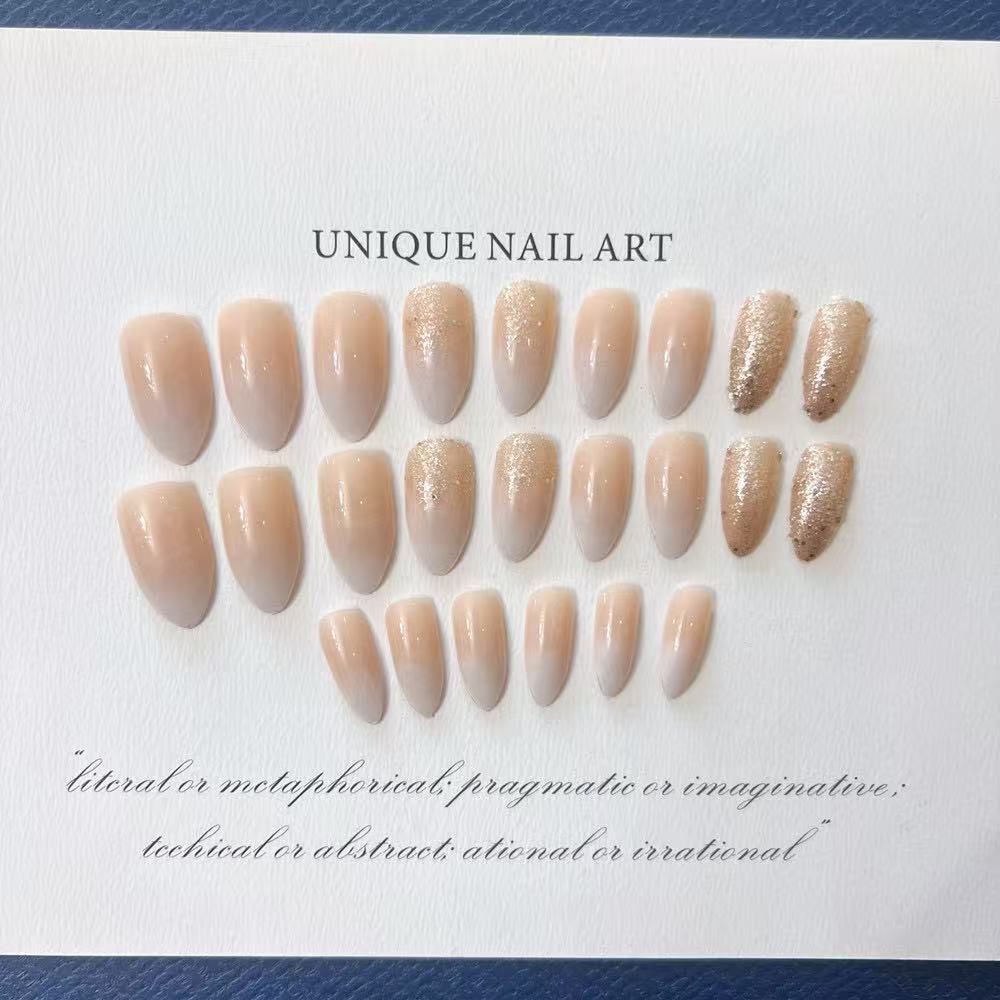 Elegante Kunstnägel mit Glitzerakzenten und modernen Designs Brehn