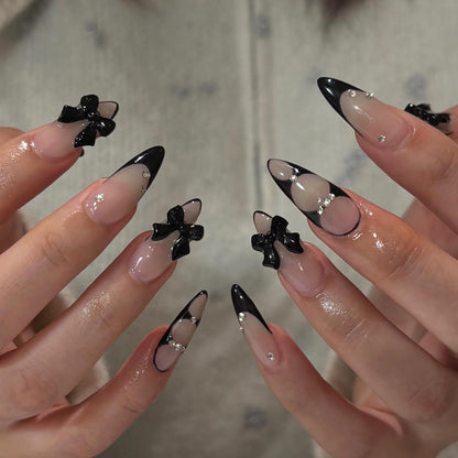 Kunstnagelset mit schimmernden Akzenten und eleganten Schleifen Brehn