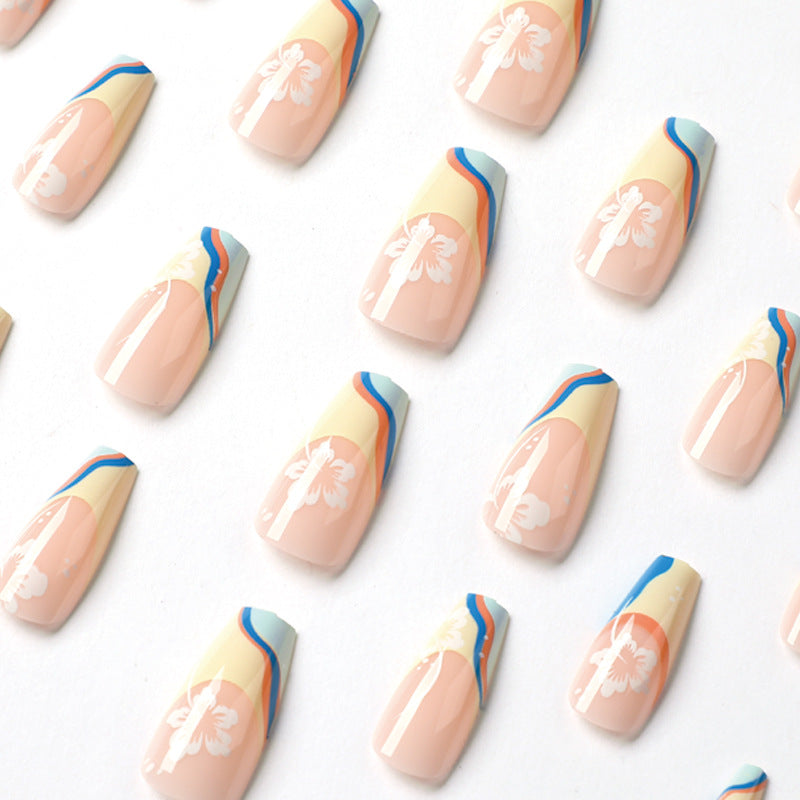 Kunstvolle Nagelkunst mit floralen Akzenten und kreativen Farbschichten Brehn