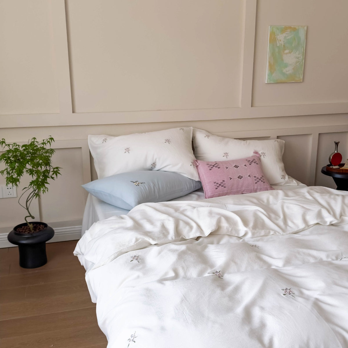 Bestickte botanische Baumwollsatin Bettwäsche Set mit Eckenbindern