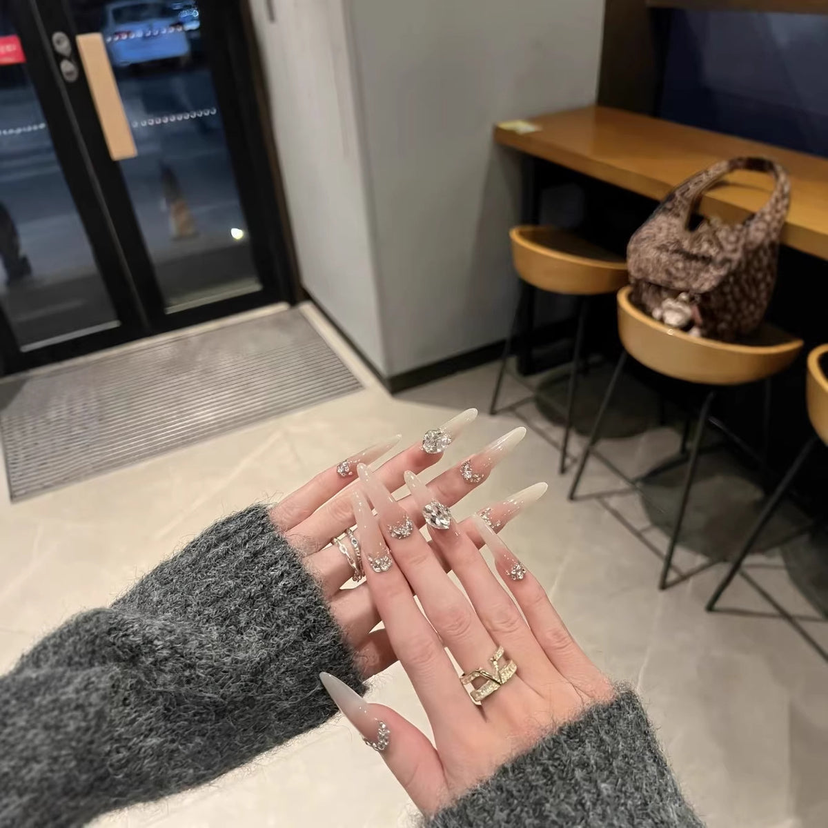 Elegante Stiletto Press-On Nagelverlängerungen mit Kristallakzenten