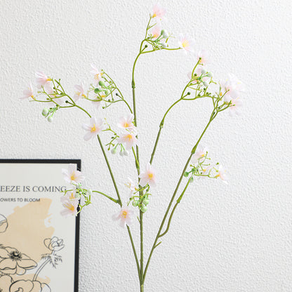 Künstlicher Blütenzweig mit zarten blauen Blumen und grünen Beeren Brehn
