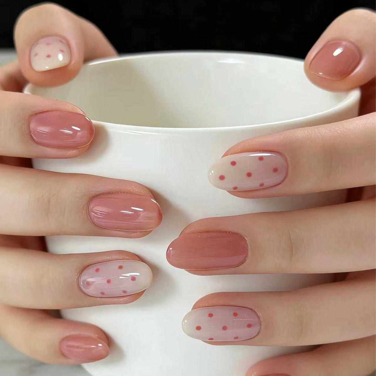 Kunstvolle Nagelkunst mit zarten Punkten und Farbverlauf Brehn