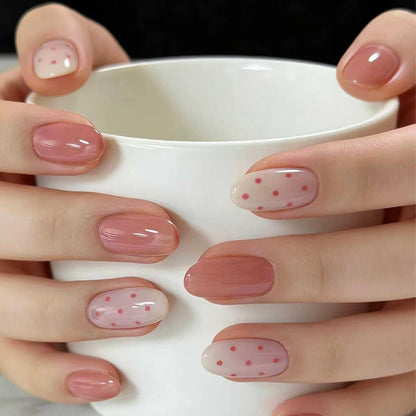 Kunstvolle Nagelkunst mit zarten Punkten und Farbverlauf Brehn