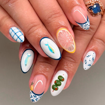 Kunstvolle Nagelkunst mit maritimen Mustern und frischen Motiven Brehn