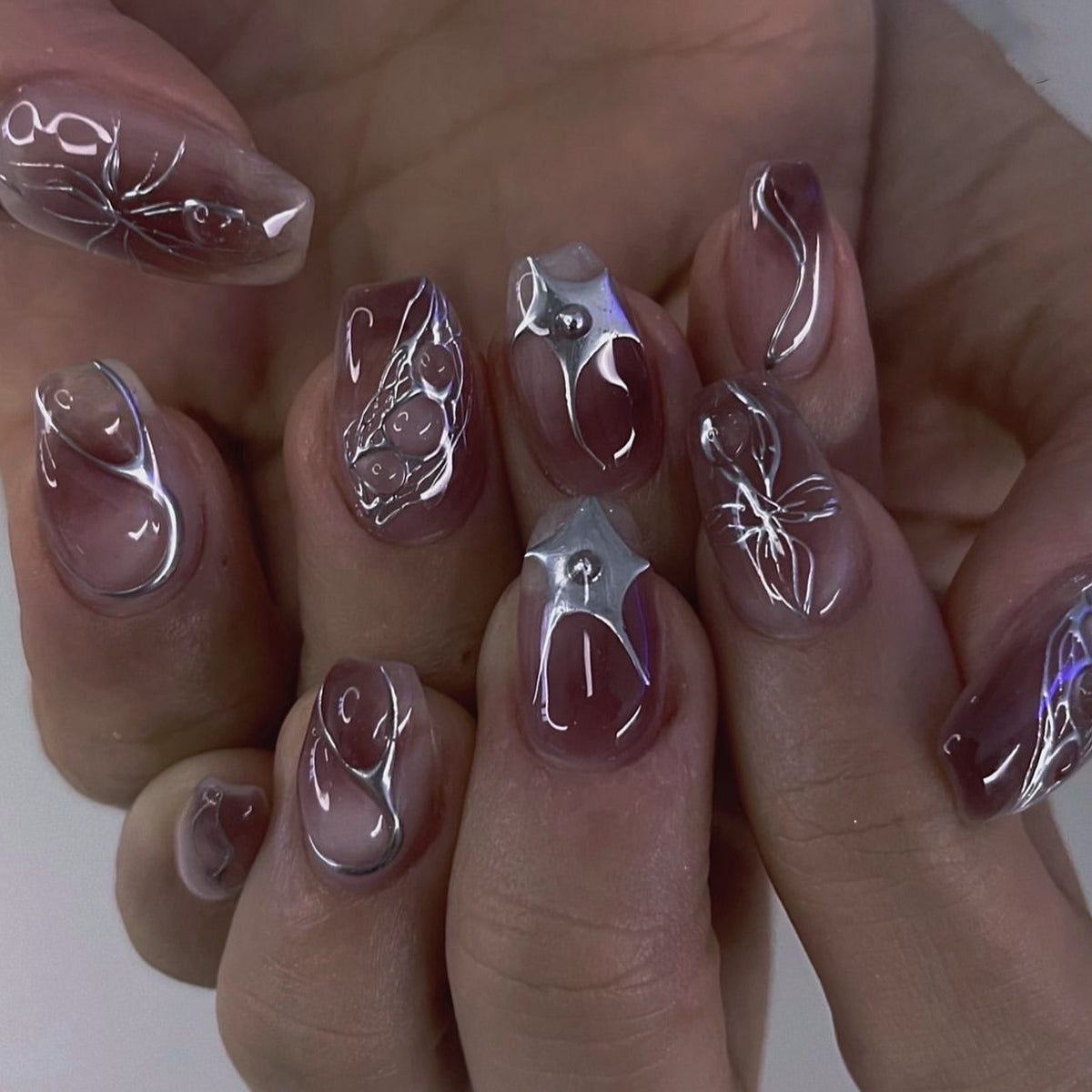 Kunstvolle Nagelverlängerungen mit filigranem Design Brehn