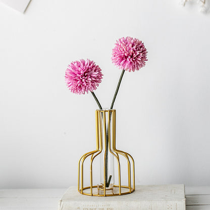 Lebensechte Blumenarrangement