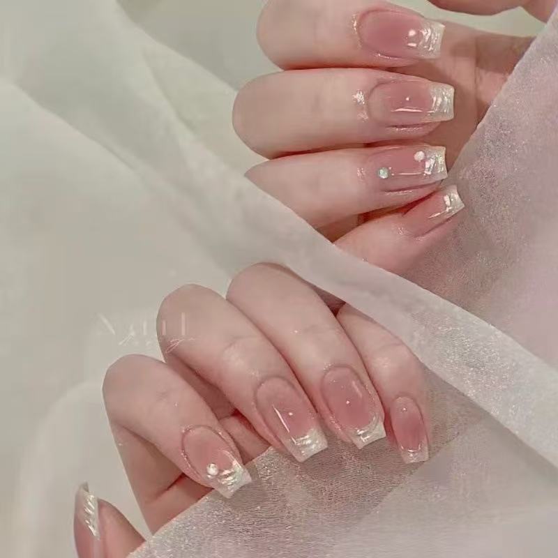 Glamouröse Kunstnägel mit Strassdetails Brehn