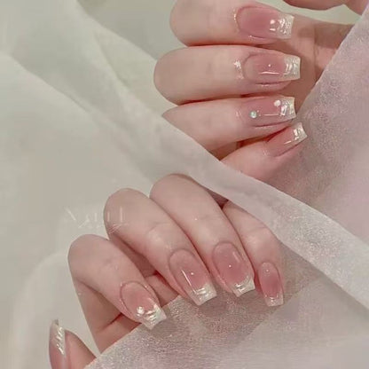 Glamouröse Kunstnägel mit Strassdetails Brehn