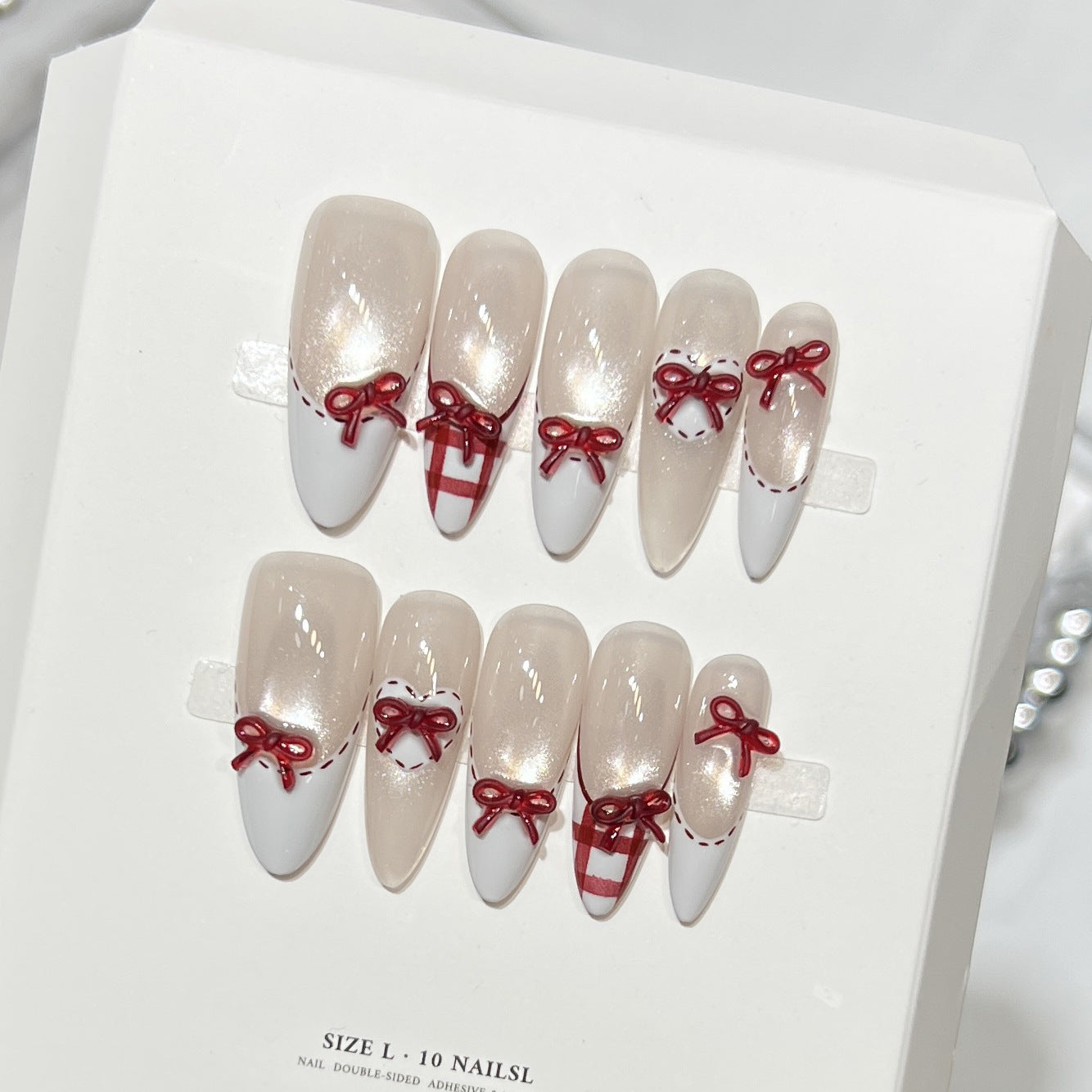 Dekorativer Stiletto Press-On Nagelset mit Schleifenakzenten Brehn