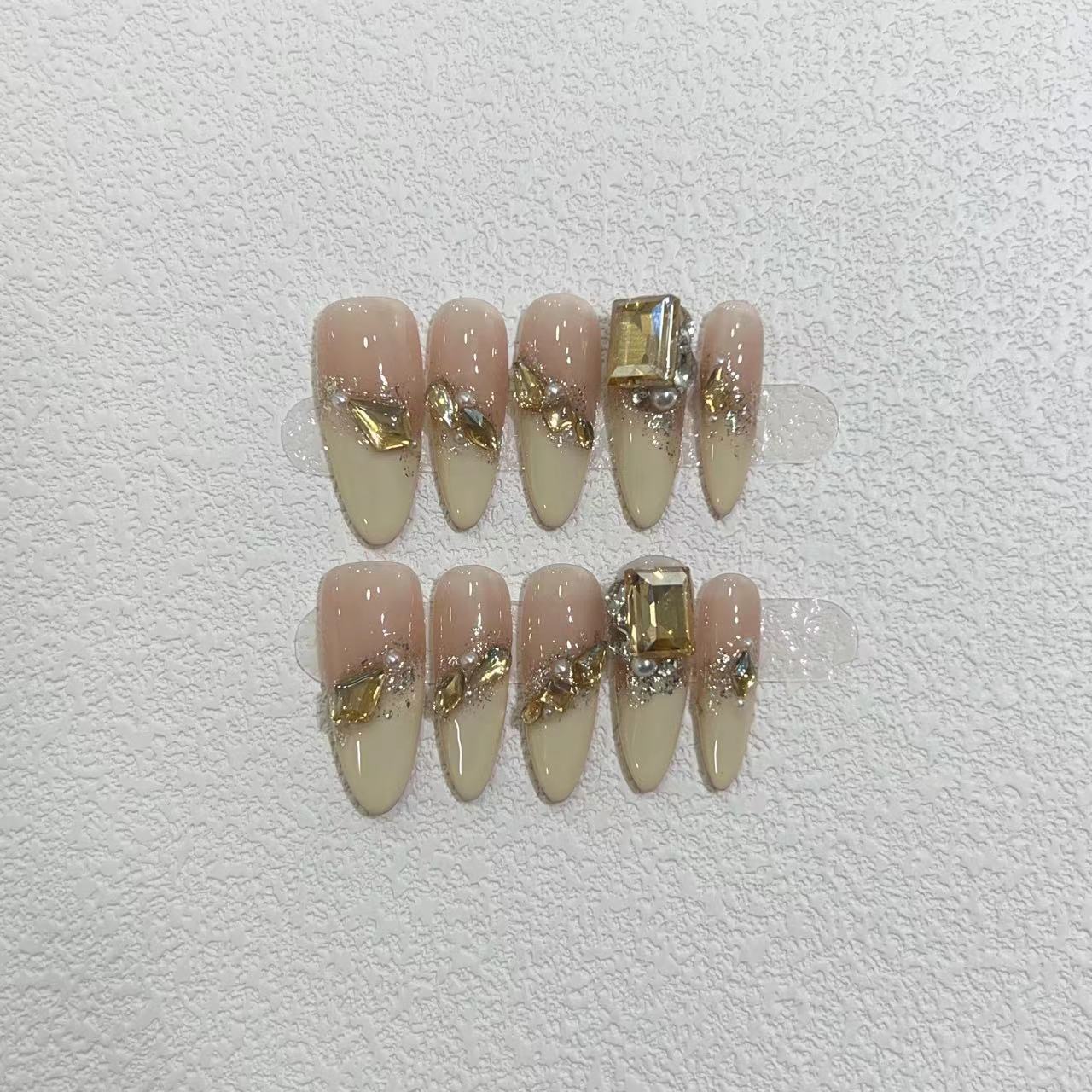 Glamouröse Stiletto Press-On Nagelset mit metallischen Akzenten Brehn